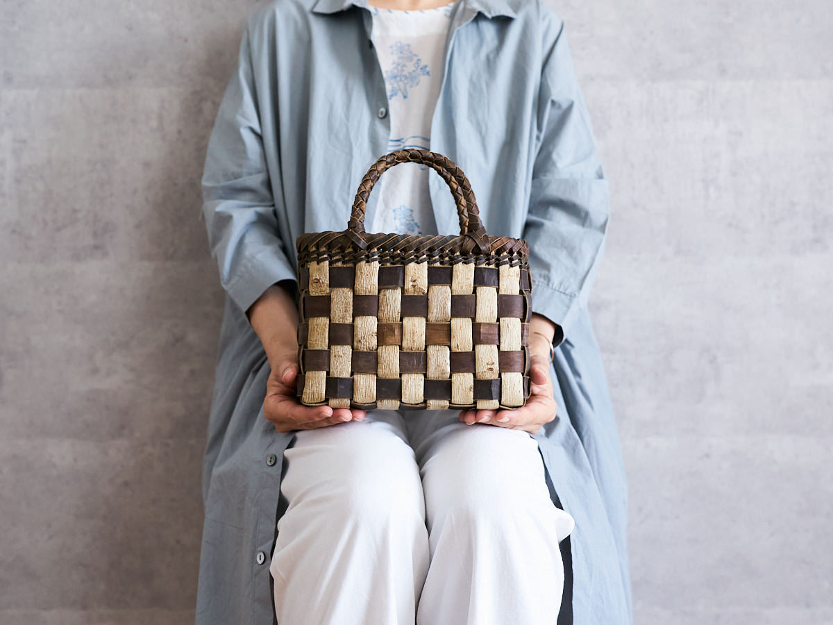 Handheld Basket “Tiny Checker with Inner-Bark Rim and Handle” / Walnut Bark / Iwate-JPN 1510768
