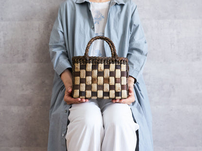 Handheld Basket “Tiny Checker with Inner-Bark Rim and Handle” / Walnut Bark / Iwate-JPN 1510768