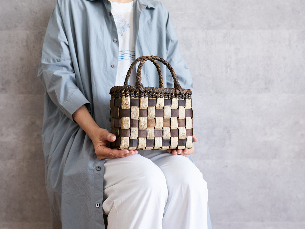 Handheld Basket “Tiny Checker with Inner-Bark Rim and Handle” / Walnut Bark / Iwate-JPN 1510768