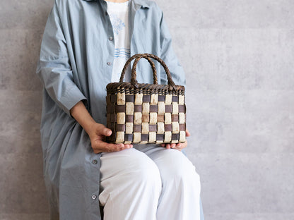 Handheld Basket “Tiny Checker with Inner-Bark Rim and Handle” / Walnut Bark / Iwate-JPN 1510768