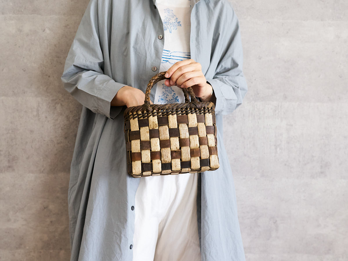 Handheld Basket “Tiny Checker with Inner-Bark Rim and Handle” / Walnut Bark / Iwate-JPN 1510768