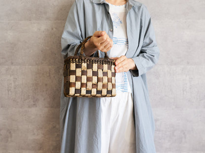 Handheld Basket “Tiny Checker with Inner-Bark Rim and Handle” / Walnut Bark / Iwate-JPN 1510768