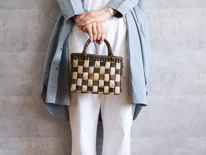 Handheld Basket “Tiny Checker with Inner-Bark Rim and Handle” / Walnut Bark / Iwate-JPN 1510768