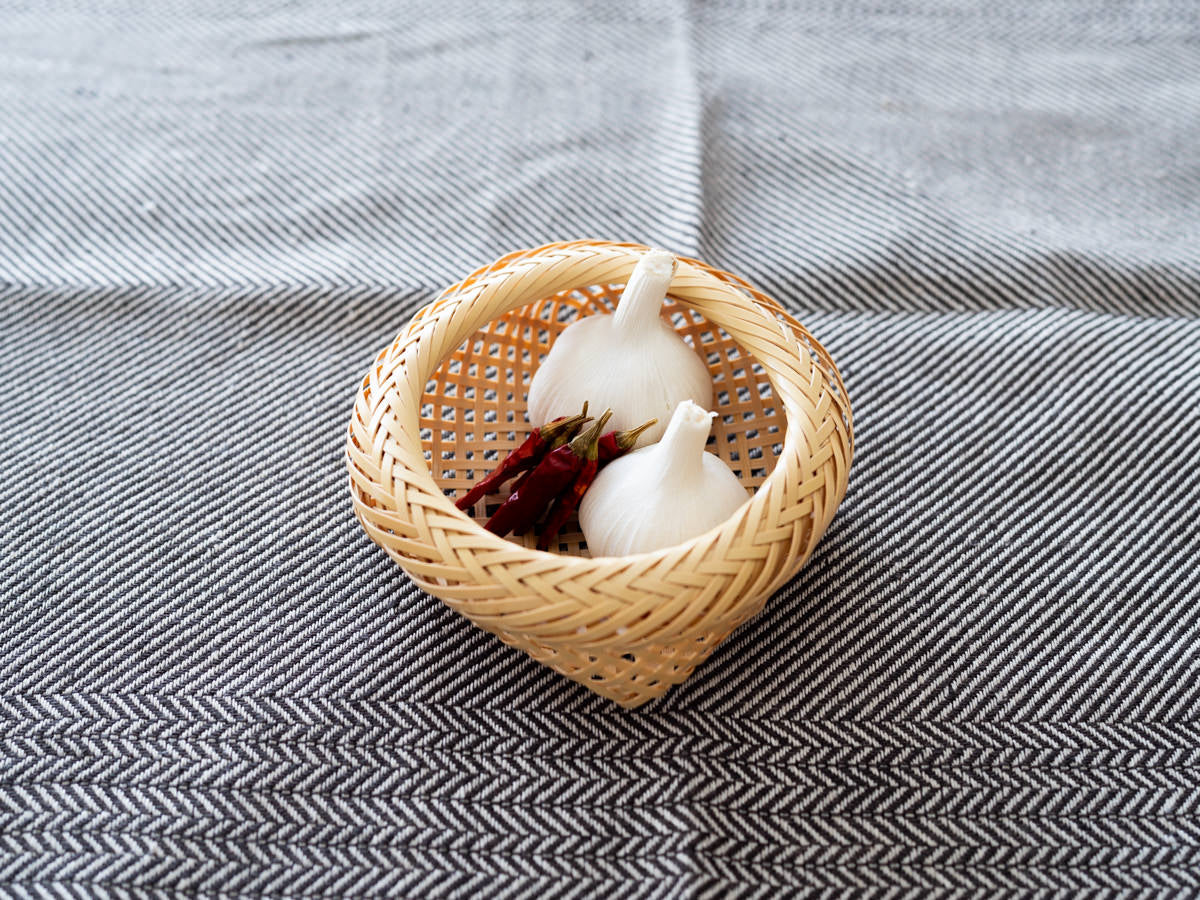 White bamboo storage basket with garlic and chili / 白竹の常備籠ににんにくと唐辛子を入れた様子