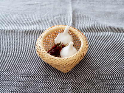 White bamboo storage basket with garlic and chili / 白竹の常備籠ににんにくと唐辛子を入れた様子