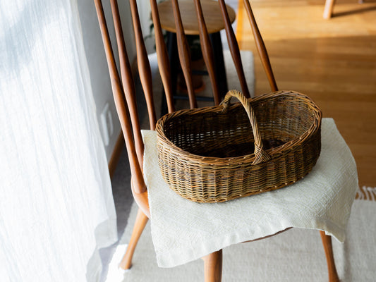 Willow oval outdoor basket placed on a chair / やなぎのオーバルアウトドアバスケットを椅子の上に置いた様子