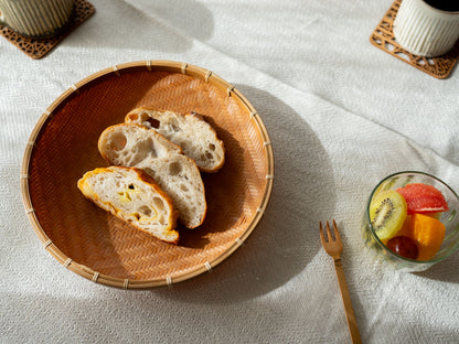 Carbonized bamboo ajiro plate with bread / 炭化竹のあじろ編み皿にパンをのせた様子