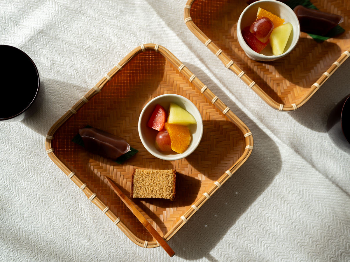 Carbonized bamboo ajiro plate with sweets / 炭化竹のあじろ編み皿にお菓子をのせた様子