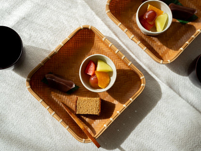 Carbonized bamboo ajiro plate with sweets / 炭化竹のあじろ編み皿にお菓子をのせた様子