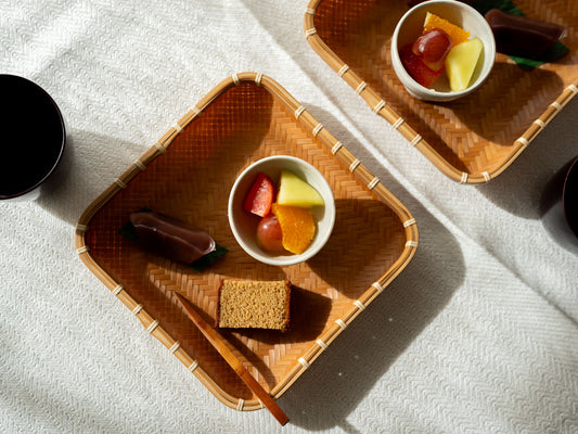 Carbonized bamboo ajiro plate with sweets / 炭化竹のあじろ編み皿にお菓子をのせた様子