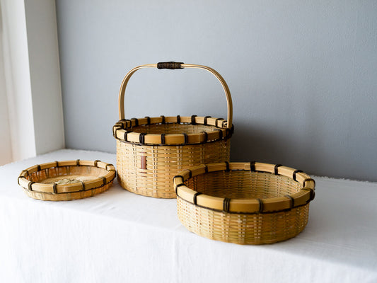 Madake bamboo three-tier nesting round baskets arranged / 真竹の菊底三段入れ子籠を並べた様子