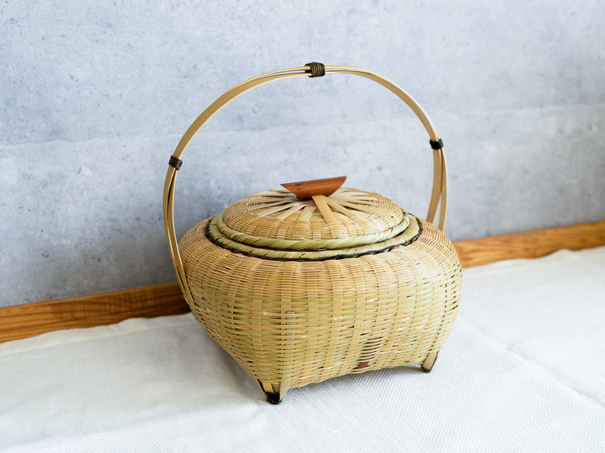 Madake bamboo “Iriko” basket with lid and handle / ふたと持ち手のついた真竹のイリコ籠
