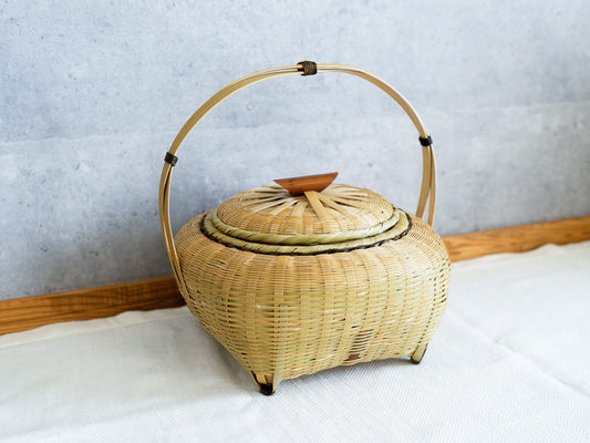 Madake bamboo “Iriko” basket with lid and handle / ふたと持ち手のついた真竹のイリコ籠