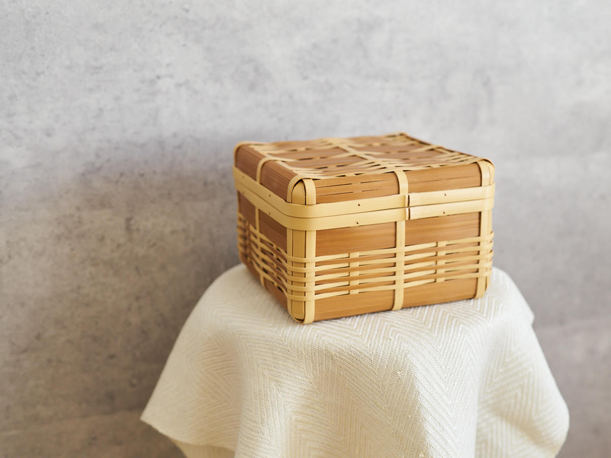 Basket with Lid “Kiritto” – Small, Shallow / White & Carbonized Bamboo / Oita-JPN 850406-3