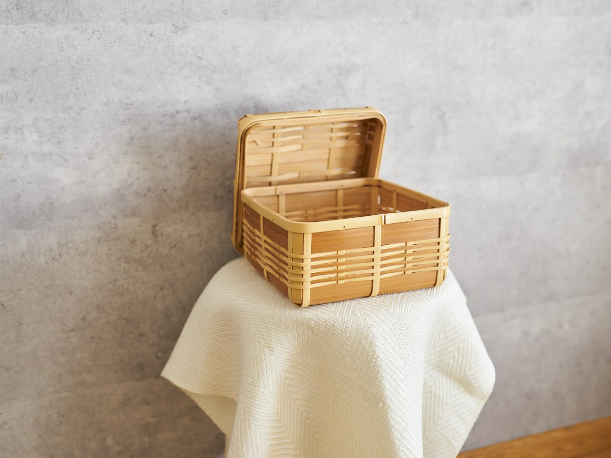 Basket with Lid “Kiritto” – Small, Shallow / White & Carbonized Bamboo / Oita-JPN 850406-3
