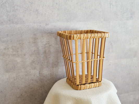 Carbonized bamboo flower basket on display / 炭化竹の花籠を置いた様子