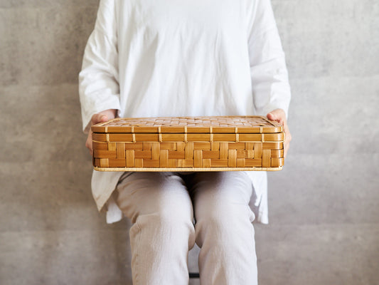 Urushi-lacquered carbonized bamboo document box being held / 漆仕上げの炭化竹の文箱を持っている様子