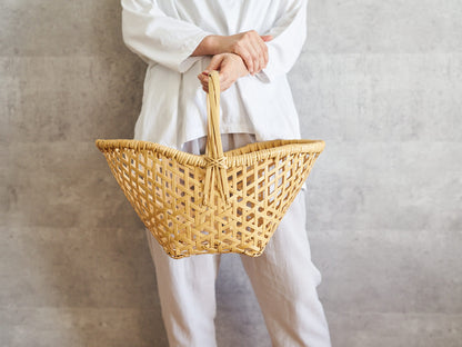 White bamboo garden basket with a twisted handle being held / 持ち手にねじりのある白竹のガーデンバスケットを持っている様子