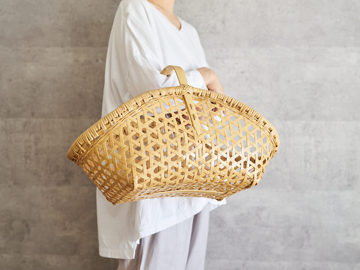 One-handle white bamboo garden basket carried on an arm / 白竹の一本手のガーデンバスケットを腕に掛けて持っている様子
