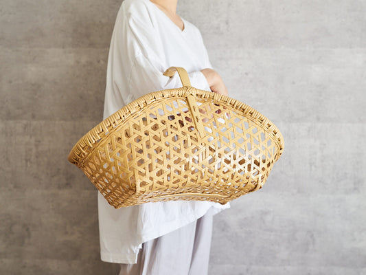 One-handle white bamboo garden basket carried on an arm / 白竹の一本手のガーデンバスケットを腕に掛けて持っている様子