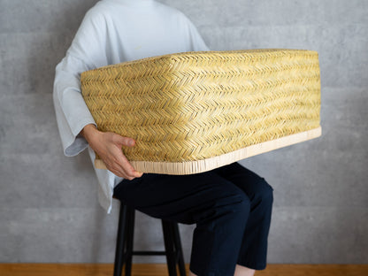 Holding a medium suzutake bamboo storage trunk “Kōri” / すず竹の行李（二番）を抱えて持つ様子