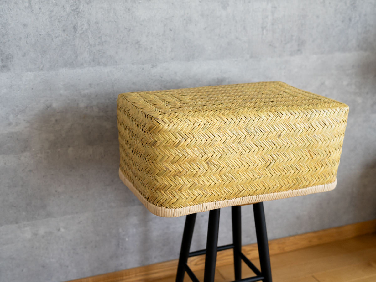 Suzutake bamboo storage trunk “Kōri” No.3 placed on a stool / すず竹の行李（三番）をスツールに置いた様子