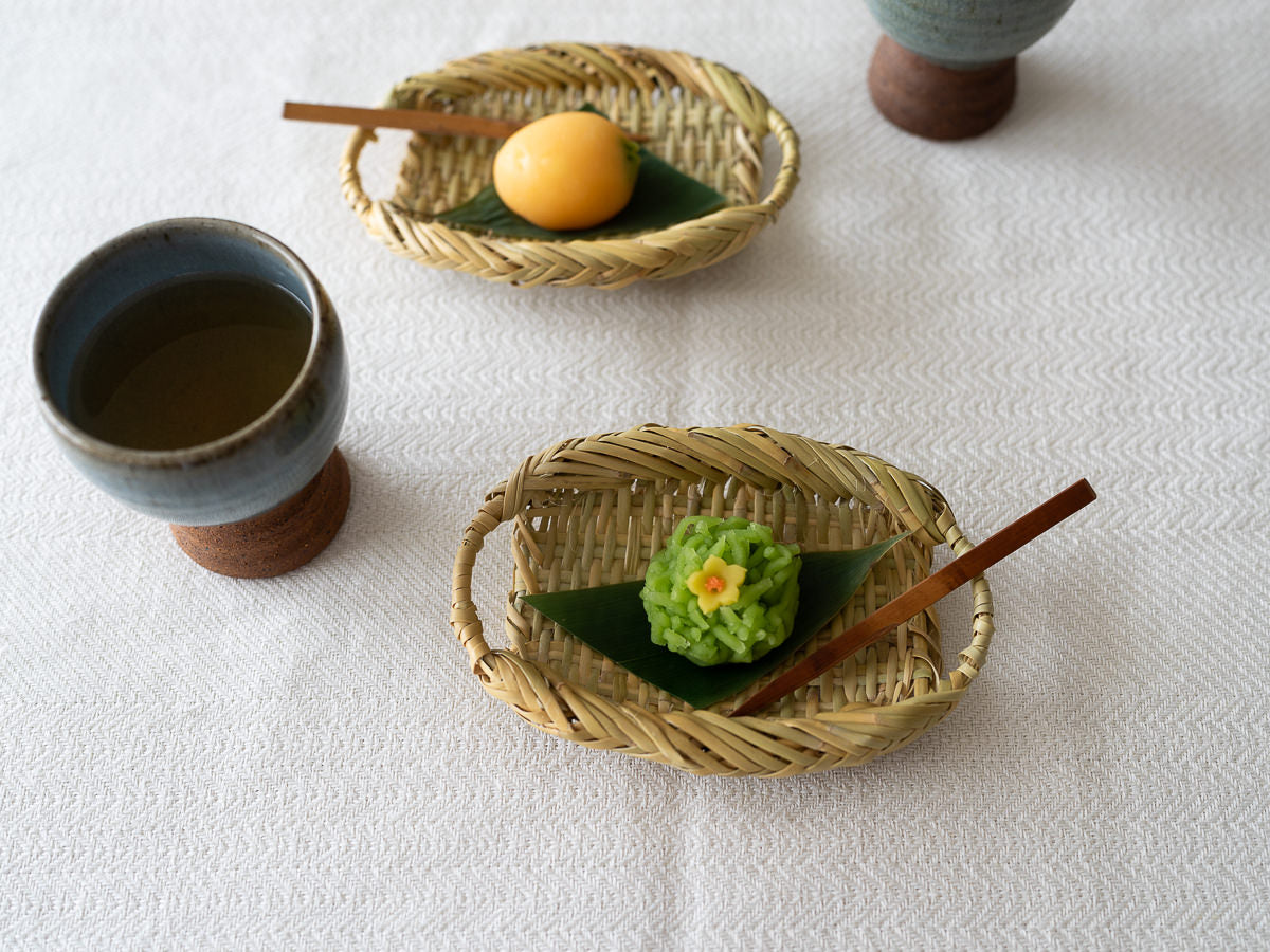 Japanese sweets on a bamboo tray / 竹のざるに和菓子をのせた様子