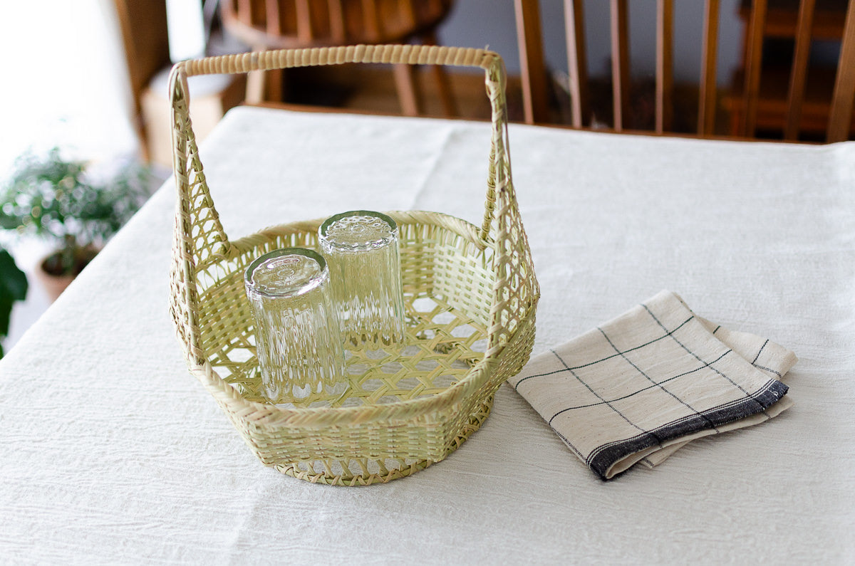 Suzutake bamboo handled basket with glasses / すず竹の手つきかごにグラスを入れた様子