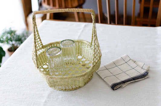 Suzutake bamboo handled basket with glasses / すず竹の手つきかごにグラスを入れた様子