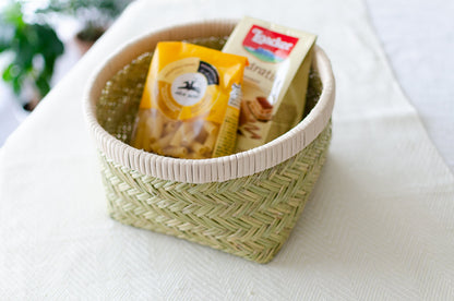 Suzutake bamboo oboke basket with food items / すず竹のおぼけに食品を入れた様子