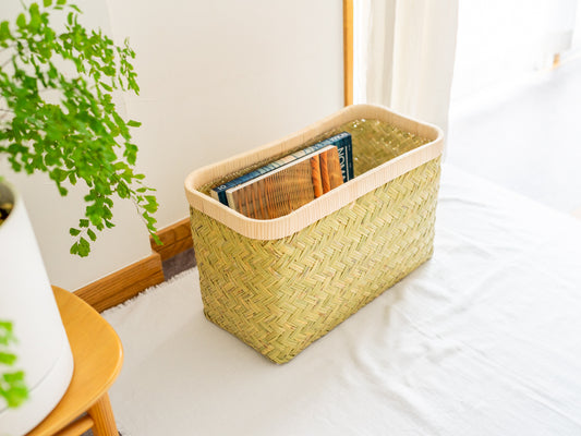 Suzutake bamboo slim storage basket with books / すず竹のスリム収納かごに本を入れた様子