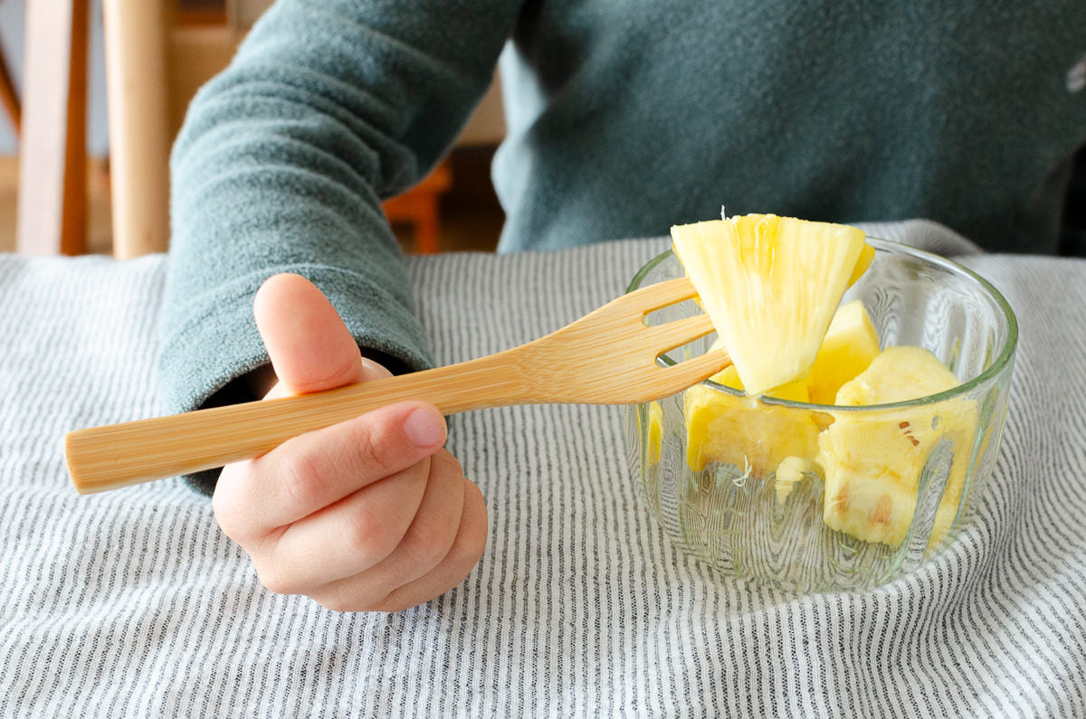 Moso bamboo child fork held to pick up fruit / 孟宗竹の子どもフォークでフルーツを取っている様子