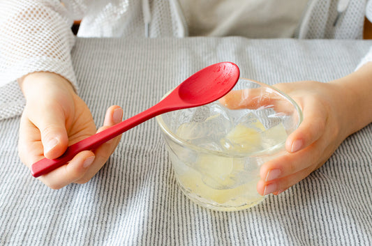 Moso bamboo child spoon being used / 孟宗竹の子どもスプーンを使っている様子