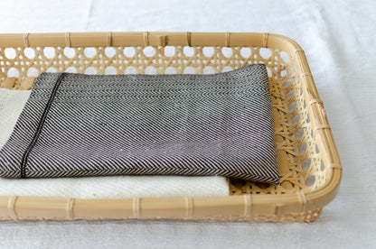 White bamboo flat basket “Yatsume Weave” with cloths / 白竹の平かご（八つ目編み）に布を載せた様子