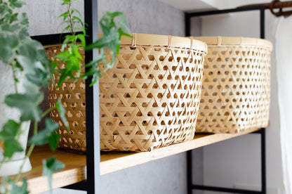 White bamboo oval basket “Kikko Weave” arranged on shelf / 白竹のオーバルバスケット（亀甲編み）を棚に並べた様子