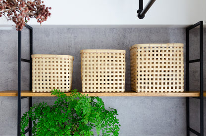 White bamboo square baskets “Yotsume Weave” arranged on shelf / 白竹のスクエアバスケット（四ツ目編み）を棚に並べた様子