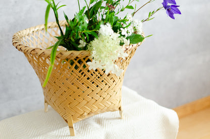 White bamboo footed basket “Oriental” with arranged flowers / 白竹の足つきバスケット（オリエンタル）に花を活けた様子
