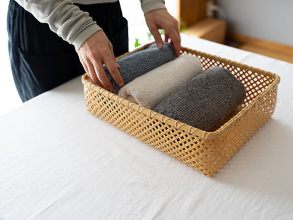White bamboo accessory basket “Diamond” with towels / 白竹の菱目小物入れにタオルを入れている様子