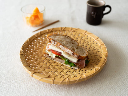 White bamboo flat basket “Asanoha Weave” with food / 白竹の麻の葉編みざるに料理を載せた様子