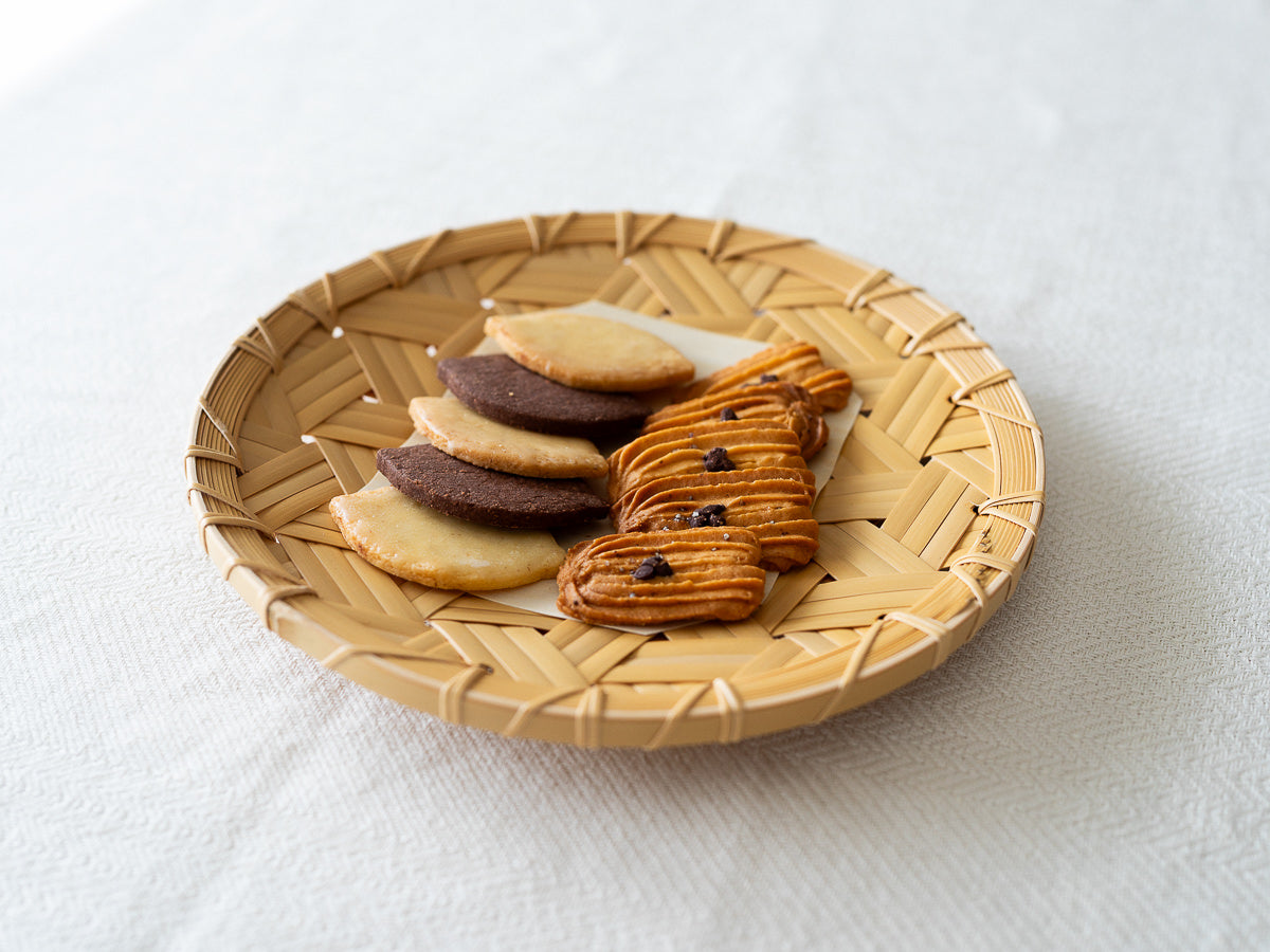 White bamboo flat basket “Kikko Weave (Triple)” with sweets / 白竹の3本寄せ亀甲編みざるにお菓子を載せた様子