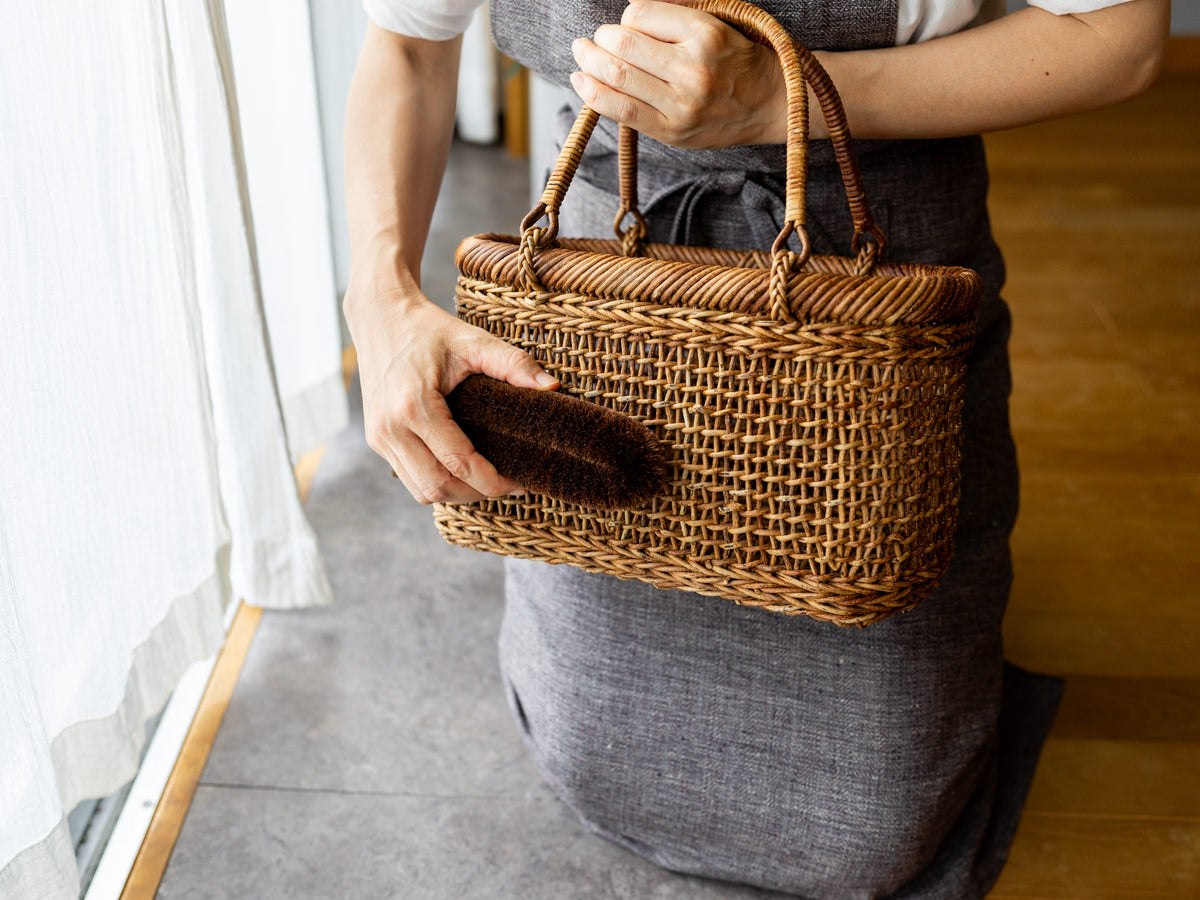 Shuro tawashi brush slim cleaning a basket bag / しゅろの細めたわしでかごバッグを手入れしている様子