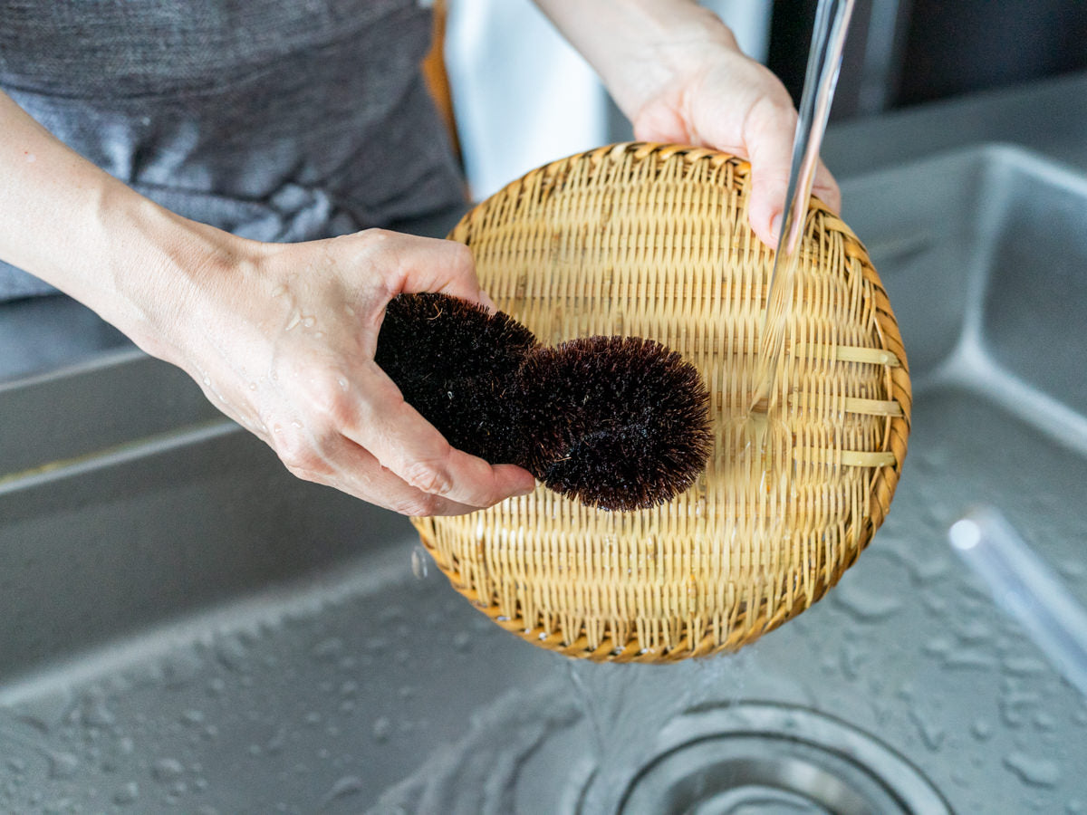 Shuro tawashi brush “Twist” washing a basket / しゅろのねじりたわしでざるを洗っている様子