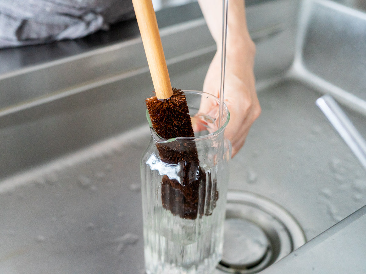 Shuro pot tawashi brush cleaning a glass bottle / しゅろのポット用たわしでガラスボトルを洗っている様子