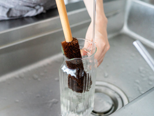 Shuro pot tawashi brush cleaning a glass bottle / しゅろのポット用たわしでガラスボトルを洗っている様子
