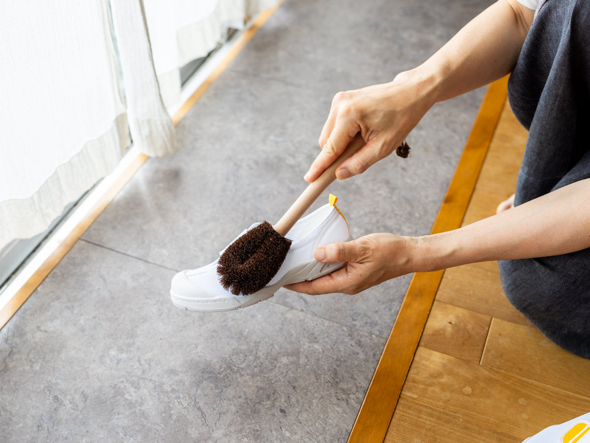 Shuro shoe tawashi brush cleaning a sneaker / しゅろのくつ用たわしでスニーカーをお手入れしている様子
