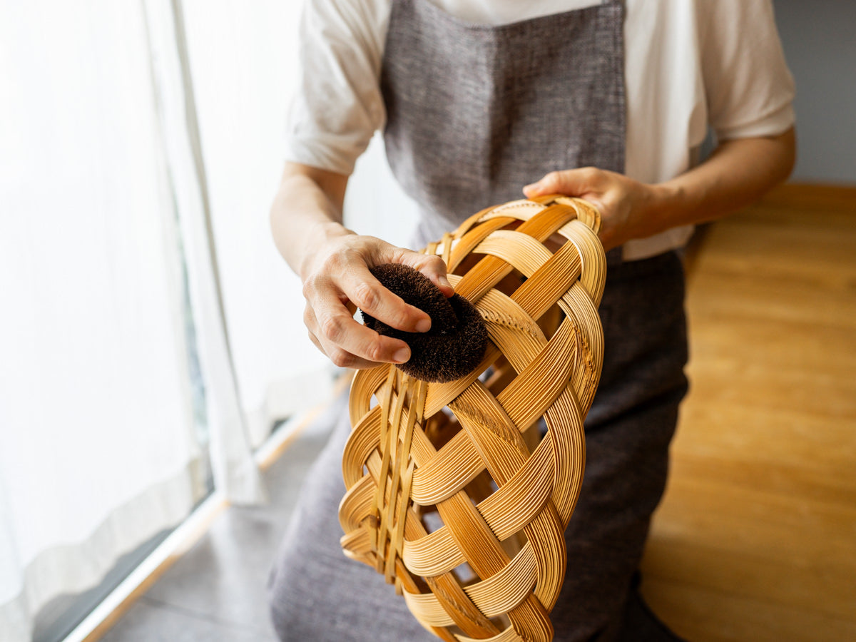 Shuro “Musubi” tawashi brush cleaning a basket / しゅろのむすびたわしでかごをお手入れしている様子