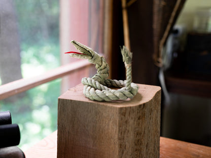 Rice straw shimekazari coiled snake on a stand / 稲わらのしめかざり（へび・とぐろ）を台の上に置いた様子
