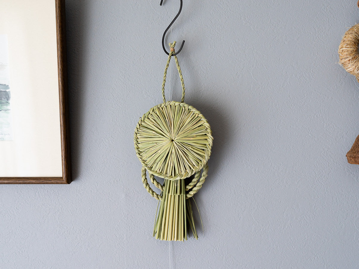 Rice straw shimekazari halo design on a wall / 稲わらのしめかざり（後光）が壁に掛けられている様子