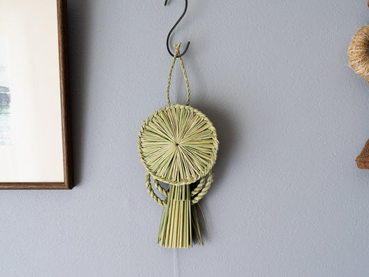 Rice straw shimekazari halo design on a wall / 稲わらのしめかざり（後光）が壁に掛けられている様子