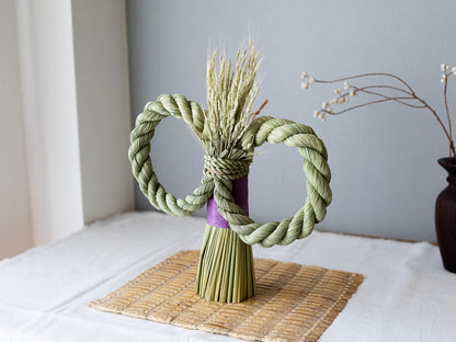 Rice straw shimekazari infinity design on a surface / 稲わらのしめかざり（天涯一望）を置いた様子